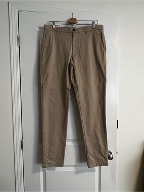 Club Monaco Men's Khaki Chinos in Light Tan